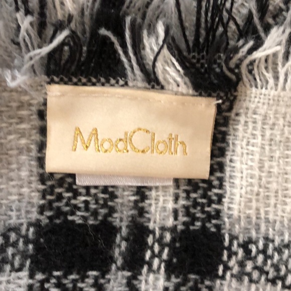 ModCloth black and white plaid blanket scarf - Picture 5 of 5